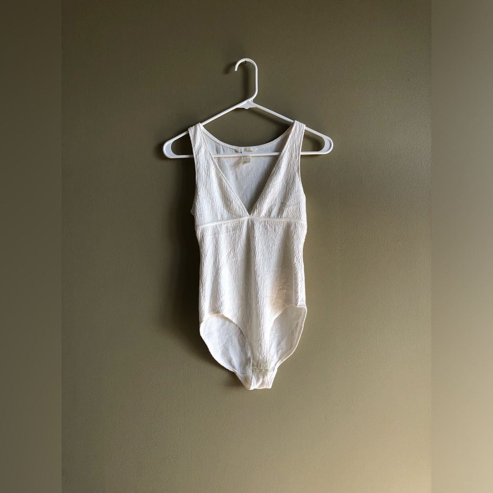 New H&M White V neck body suit Size XS